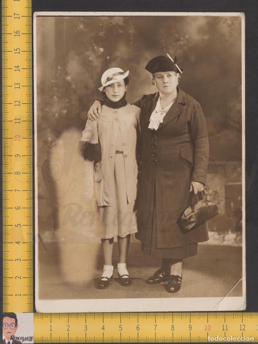Fotografia antica: NIETA Y ABUELA POSANDO - NI&Ntilde;A Y MUJER SE&Ntilde;ORA SOMBRERO &Eacute;POCA - FOTO ANTIGUA ESTUDIO A&Ntilde;OS 20