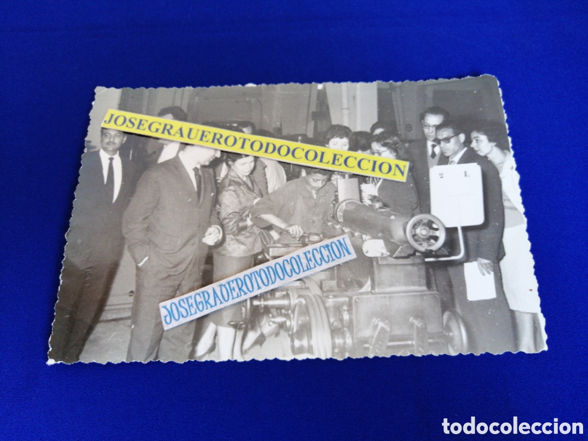 Fotografia antica: NI&Ntilde;O MENOR TRABAJANDO EN MAQUINARIA EN UNA EXPOSICI&Oacute;N MIRANDO GENTE ESPA&Ntilde;A FOTO SIGLO PASADO