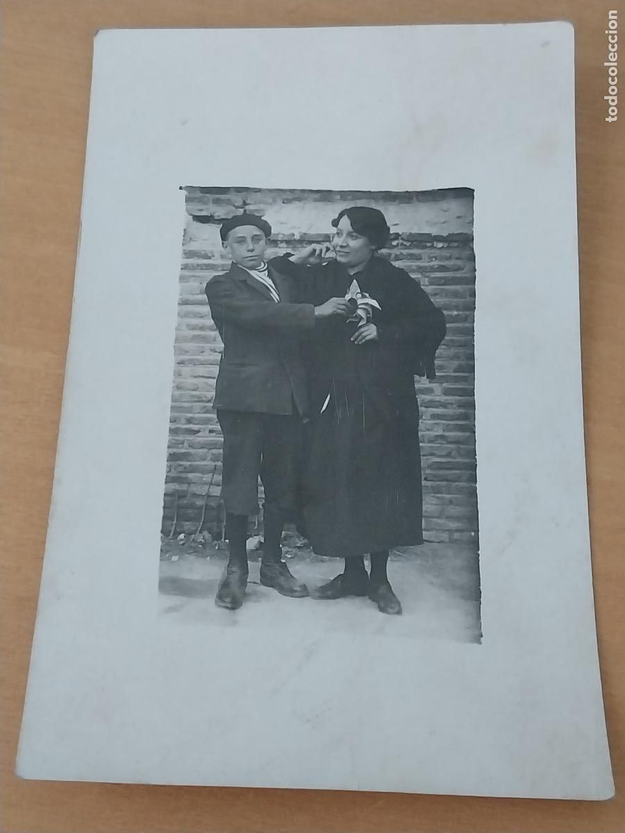 Alte Fotografie: MUJER CON MUCHACHO A&Ntilde;OS 1920 APROX ORIGINAL 14X9CMS FOTO PANTALONES CORTOS BOINA
