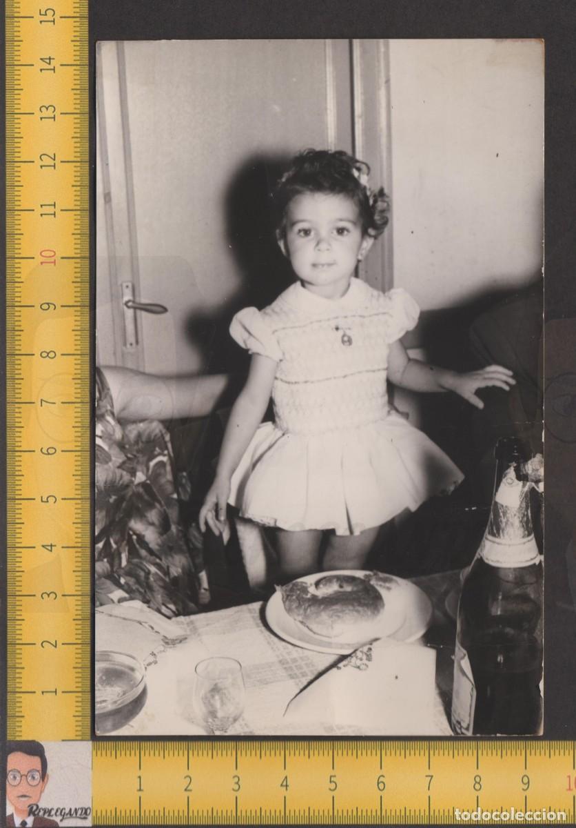 Fotografia antica: SIMP&Aacute;TICA NI&Ntilde;A CON ROSCON DE REYES Y BOTELLA CAVA CHAMP&Aacute;N - FOTO ANTIGUA A&Ntilde;OS 50/60 - INFANCIA FELIZ