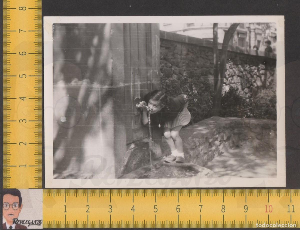 Fotografia antica: SIMP&Aacute;TICA NI&Ntilde;A BEBE DE FUENTE P&Uacute;BLICA PLAZA CALLE ESPA&Ntilde;A - FOTO ANTIGUA A&Ntilde;OS 50/60 - INFANCIA FELIZ