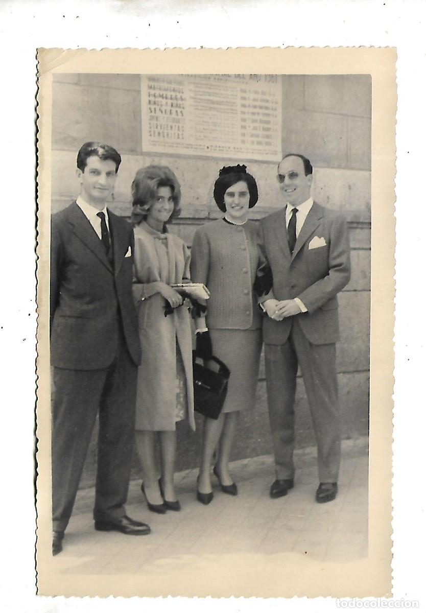 Alte Fotografie: FL - FOTOGRAF&Iacute;A ANTIGUA DE DOS PAREJAS EN LA CALLE - FOTO - LUNA- MADRID- DEL 16-3-1.961