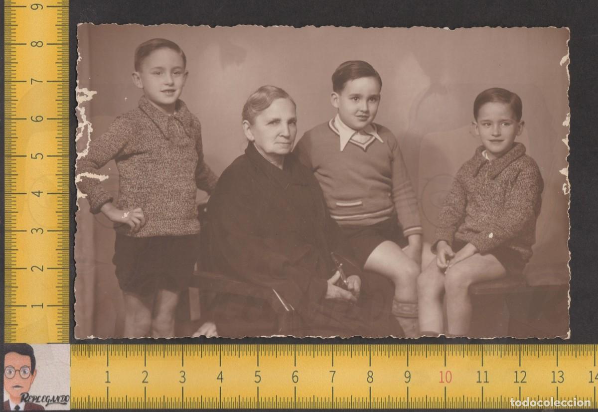 Fotografia antica: ABUELA POSA CON TRES NIETOS - MUJER MAYOR SE&Ntilde;ORA Y NI&Ntilde;OS HERMANOS - FOTO ANTIGUA ESTUDIO A&Ntilde;OS 50