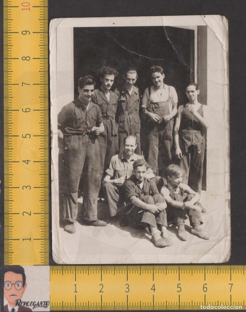 Antique Photography: GRUPO OBREROS Y NI&Ntilde;OS POSAN EN MONO DE TRABAJO EN LA PUERTA DE UN TALLER - FOTO ANTIGUA A&Ntilde;OS 40/50