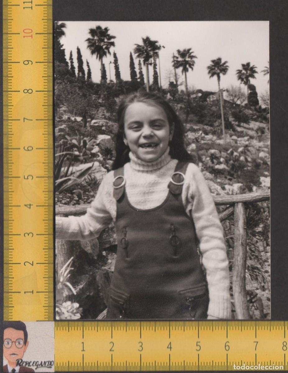 Fotografia antica: RETRATO SIMP&Aacute;TICA NI&Ntilde;A SONRISA SIN DIENTES RODEADA DE PALMERAS - FOTO ANTIGUA A&Ntilde;OS 50/60 - INFANCIA