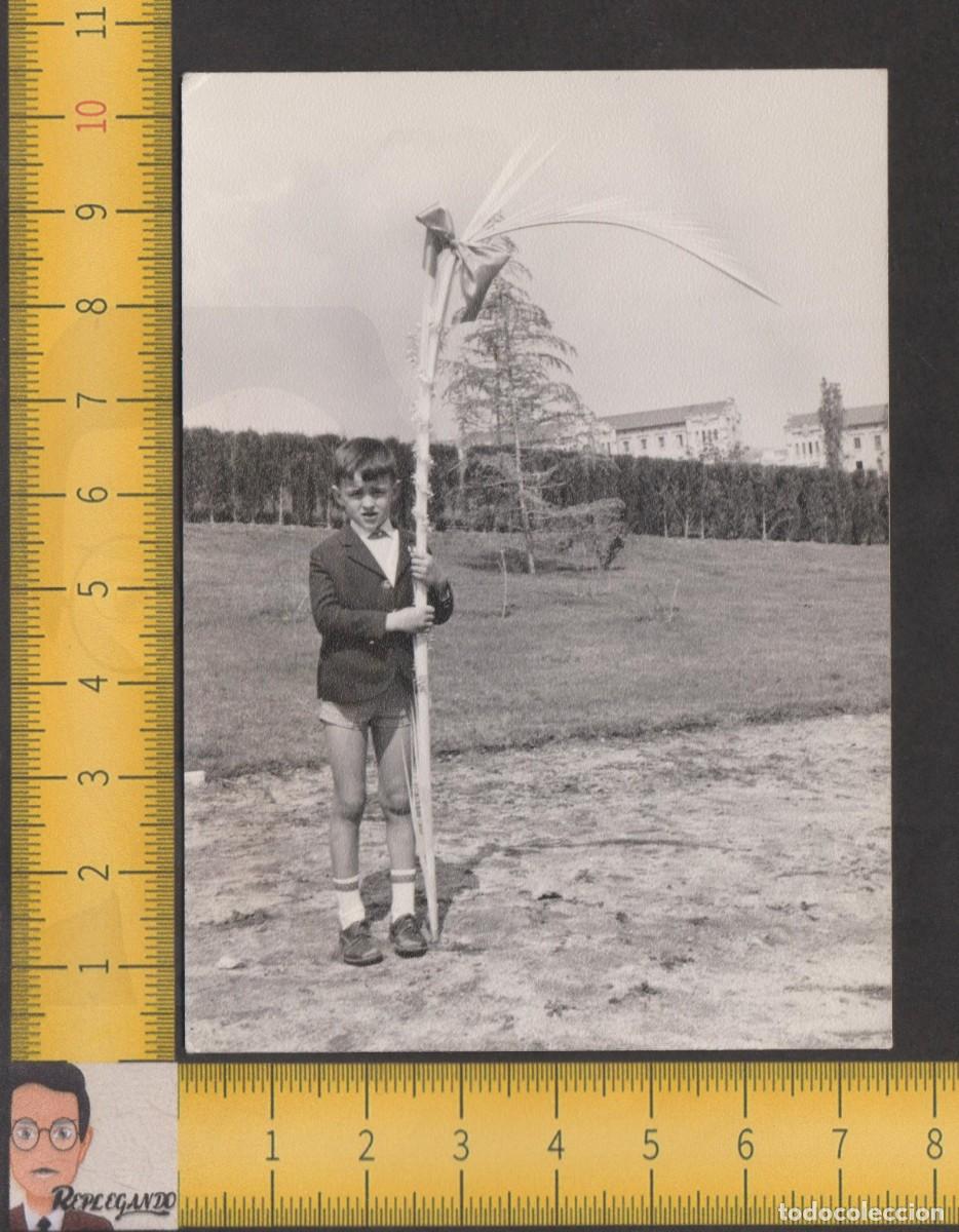 Fotografia antica: SIMP&Aacute;TICO NI&Ntilde;O POSA CON PALMA DOMINGO RAMOS EN PARQUE &iquest;BARCELONA? - FOTO ANTIGUA A&Ntilde;OS 60 - INFANCIA