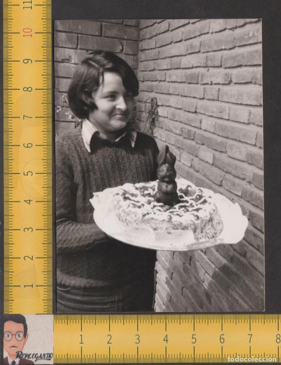 Fotograf&iacute;a antigua: SIMP&Aacute;TICO NI&Ntilde;O FELIZ MONA PASCUA TARTA CONEJO CHOCOLATE - FOTO ANTIGUA A&Ntilde;OS 60 - INFANCIA CATALUNYA