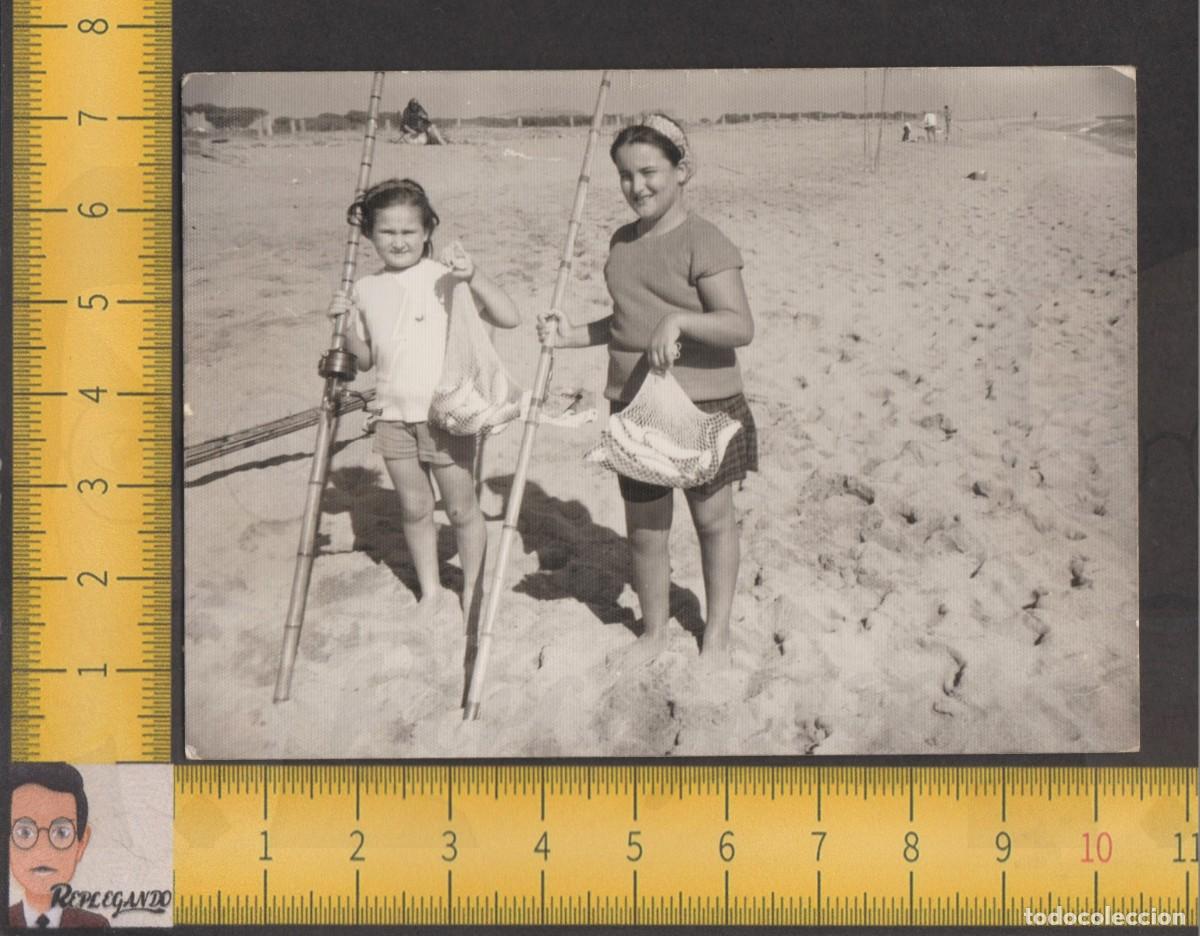 Fotografia antica: PAREJA NI&Ntilde;AS PESCADORAS CA&Ntilde;AS PESCAR Y PECES EN PLAYA MAR - FOTO ANTIGUA A&Ntilde;OS 60 - INFANCIA FELIZ