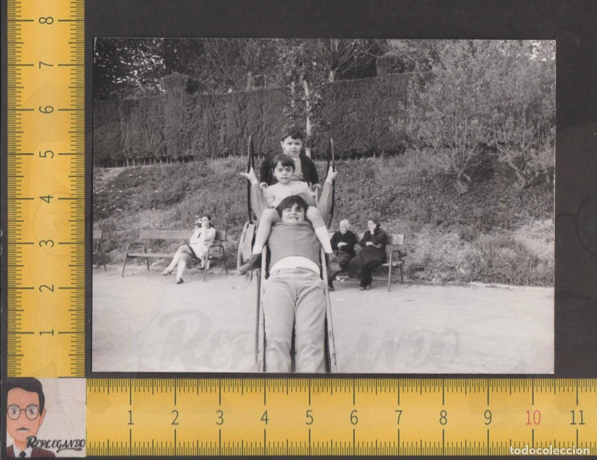 Fotograf&iacute;a antigua: TR&Iacute;O DE NI&Ntilde;OS POSAN EN TOBOG&Aacute;N PARQUE CIUDAD - FOTO ANTIGUA A&Ntilde;OS 60 - INFANCIA FELIZ ESPA&Ntilde;A