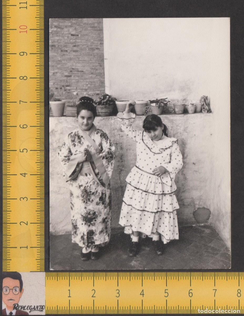 Fotografia antica: NI&Ntilde;AS DISFRAZADAS VESTIDO TRAJE FLAMENCO Y CHINA ASI&Aacute;TICA - FOTO ANTIGUA A&Ntilde;OS 50/60 - INFANCIA FELIZ