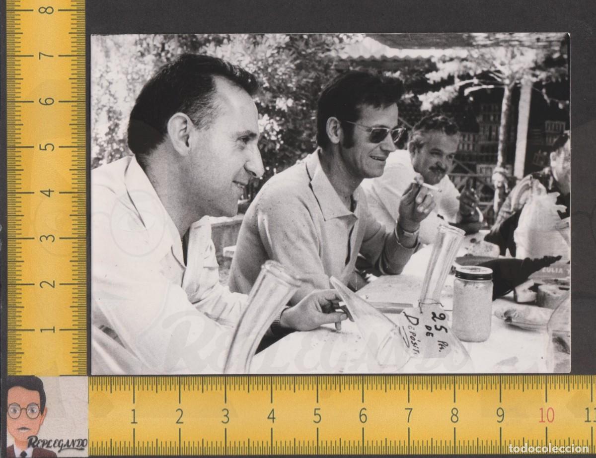 Fotograf&iacute;a antigua: HOMBRES FUMAN Y BEBEN VINO PORR&Oacute;N EN TERRAZA BAR - 25 PESETAS DE DEP&Oacute;SITO - FOTO ANTIGUA A&Ntilde;OS 50/60