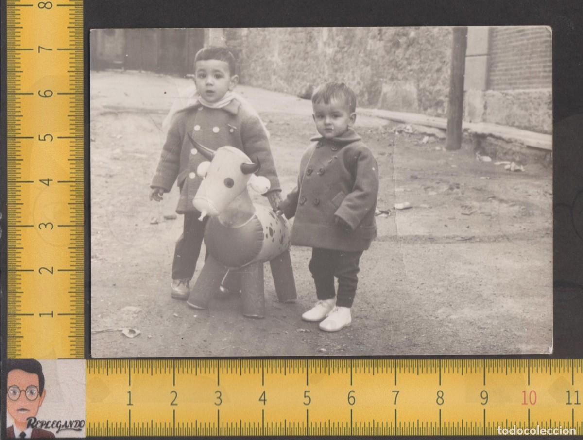 Fotografia antica: PAREJA NI&Ntilde;OS POSAN EN CALLE CON VACA HINCHABLE DE JUGUETE - FOTO ANTIGUA A&Ntilde;OS 50 - INFANCIA FELIZ