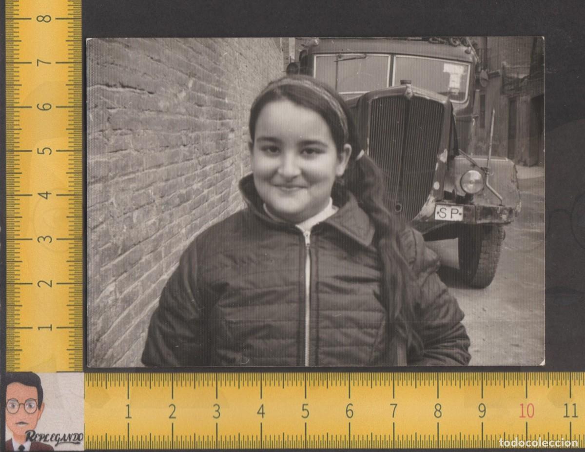 Fotografia antica: RETRATO SIMPATICA NI&Ntilde;A SONRISA CON CAMI&Oacute;N SP CL&Aacute;SICO DETR&Aacute;S - FOTO ANTIGUA A&Ntilde;OS 50/60 - ESPA&Ntilde;A