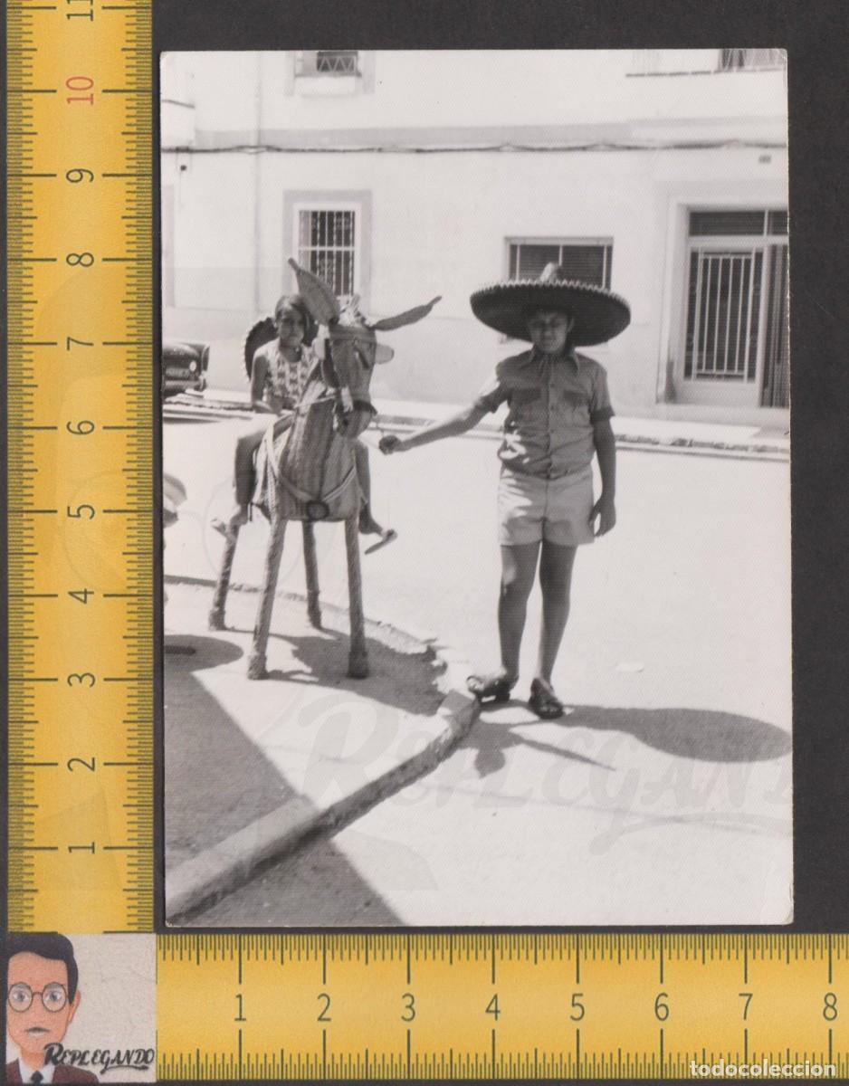 Fotograf&iacute;a antigua: NI&Ntilde;OS POSAN EN CALLE CON SOMBRERO MEXICANO Y BURRO DE MADERA O MIMBRE - FOTO ANTIGUA A&Ntilde;OS 50/60