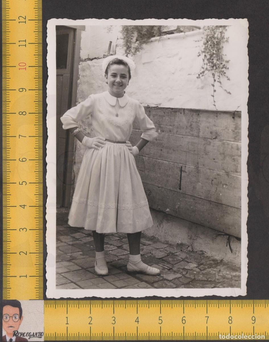 Fotograf&iacute;a antigua: NI&Ntilde;A BRAZOS EN JARRA POSA SONRIENDO VESTIDO CONJUNTO BLANCO - FOTO ANTIGUA A&Ntilde;OS 50 - INFANCIA FELIZ