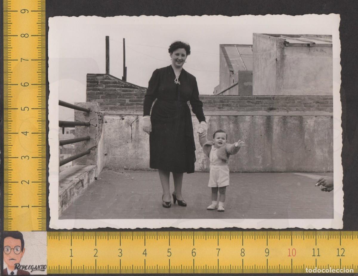 Fotografia antica: MADRE E HIJO POSAN EN TERRAZA PISO - NI&Ntilde;O Y MUJER - FOTO ANTIGUA A&Ntilde;OS 50/60 - INFANCIA FELIZ ESPA&Ntilde;A
