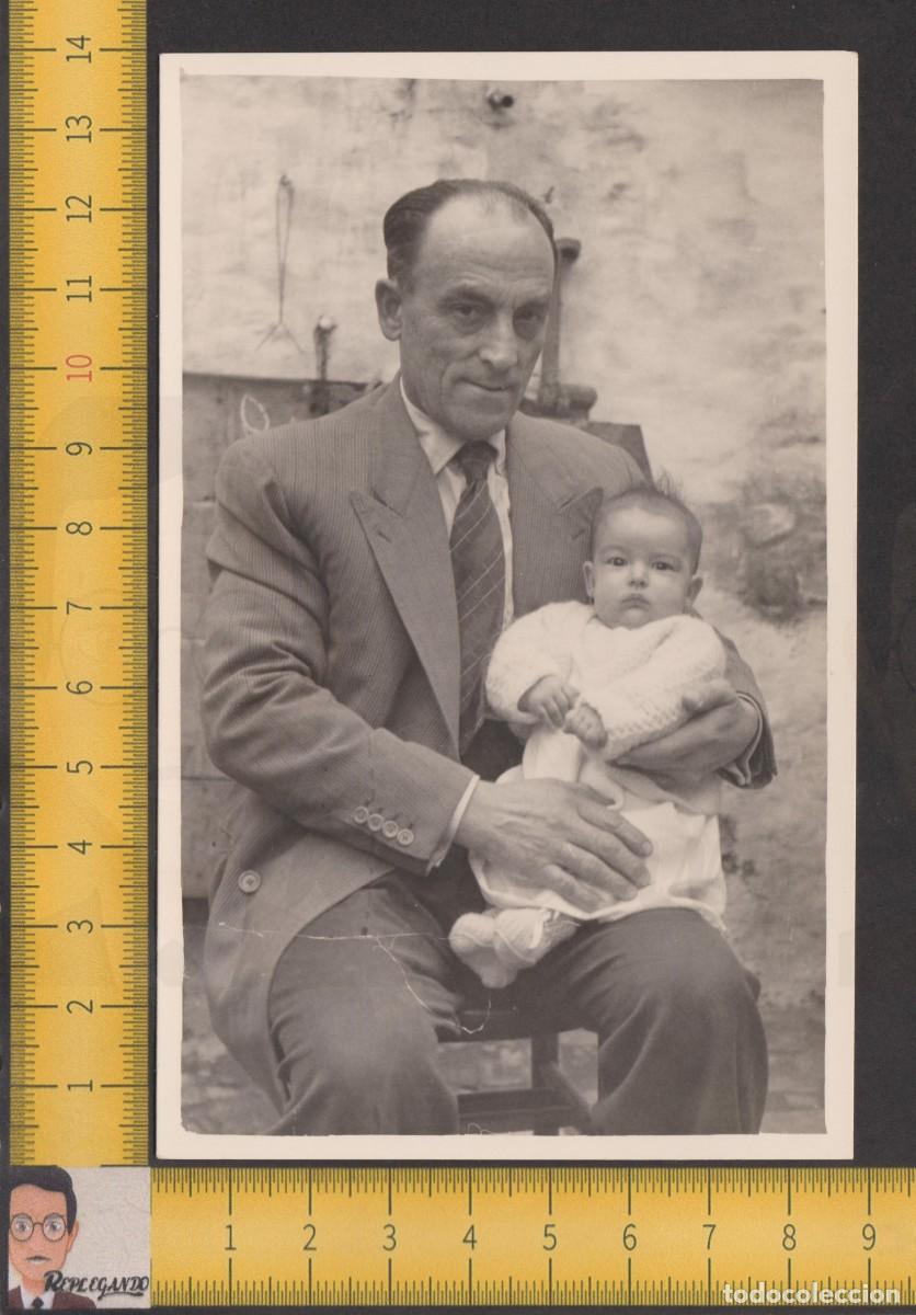 Fotograf&iacute;a antigua: ABUELO ORGULLOSO DE NIETO - HOMBRE MAYOR SE&Ntilde;OR POSA SENTADO BEB&Eacute; EN BRAZOS - FOTO ANTIGUA A&Ntilde;O 1955