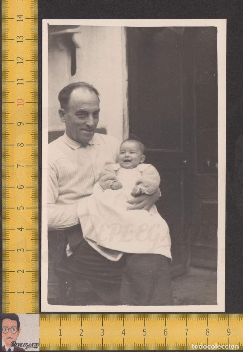 Fotografia antica: ABUELO SONRIE FELIZ CON NIETO - HOMBRE MAYOR SE&Ntilde;OR SENTADO BEB&Eacute; EN BRAZOS - FOTO ANTIGUA A&Ntilde;O 1955
