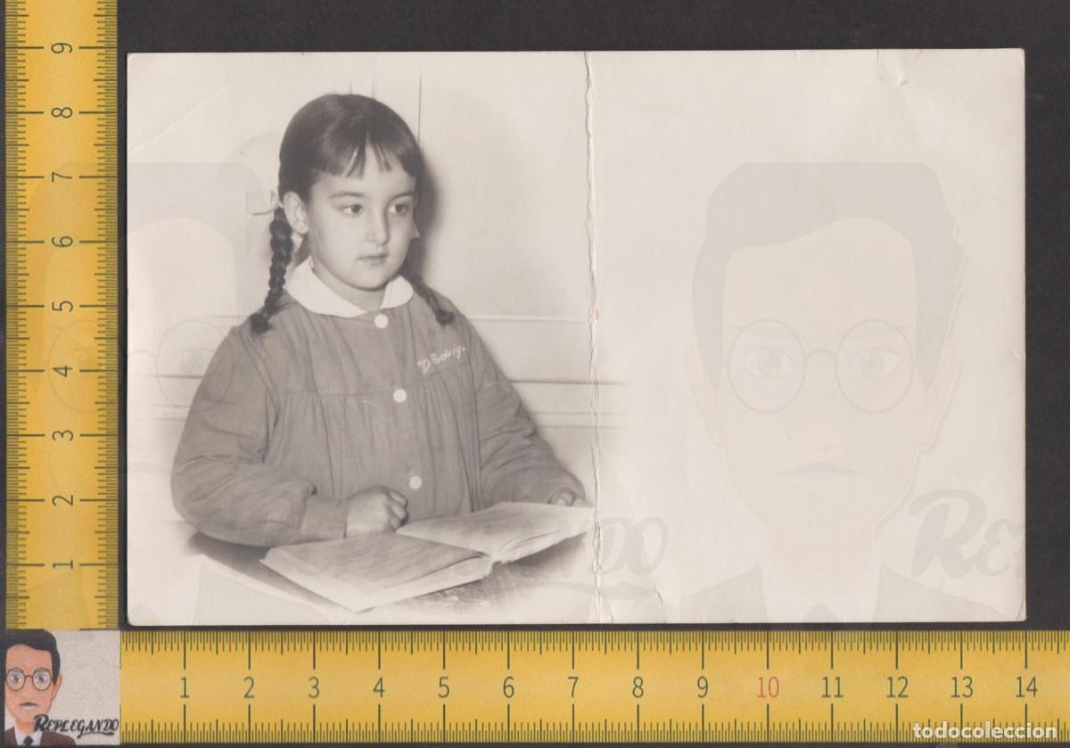 Fotografia antica: NI&Ntilde;A TRENZAS BATA LIBRO MESA PUPITRE CLASE ESCUELA - FOTO ANTIGUA A&Ntilde;OS 60 - INFANCIA FELIZ COLEGIO