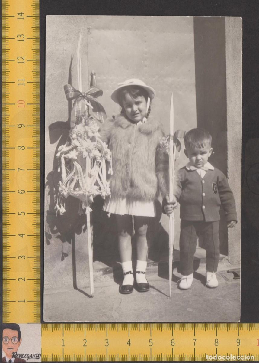Alte Fotografie: SIMP&Aacute;TICA PAREJA NI&Ntilde;OS HERMANOS CON PALMA DOMIGO DE RAMOS EN CALLE BARCELONA - FOTO ANTIGUA A&Ntilde;OS 60