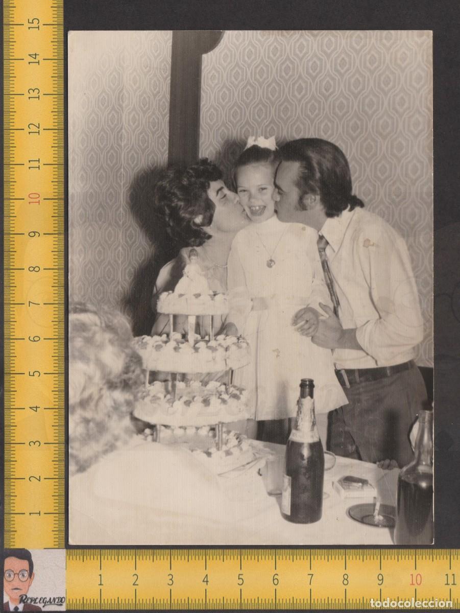 Antique Photography: AMOR DE PADRES - EL MEJOR BESO DEL MUNDO - NI&Ntilde;A RISA VESTIDO COMUNI&Oacute;N TARTA - FOTO ANTIGUA A&Ntilde;OS 60