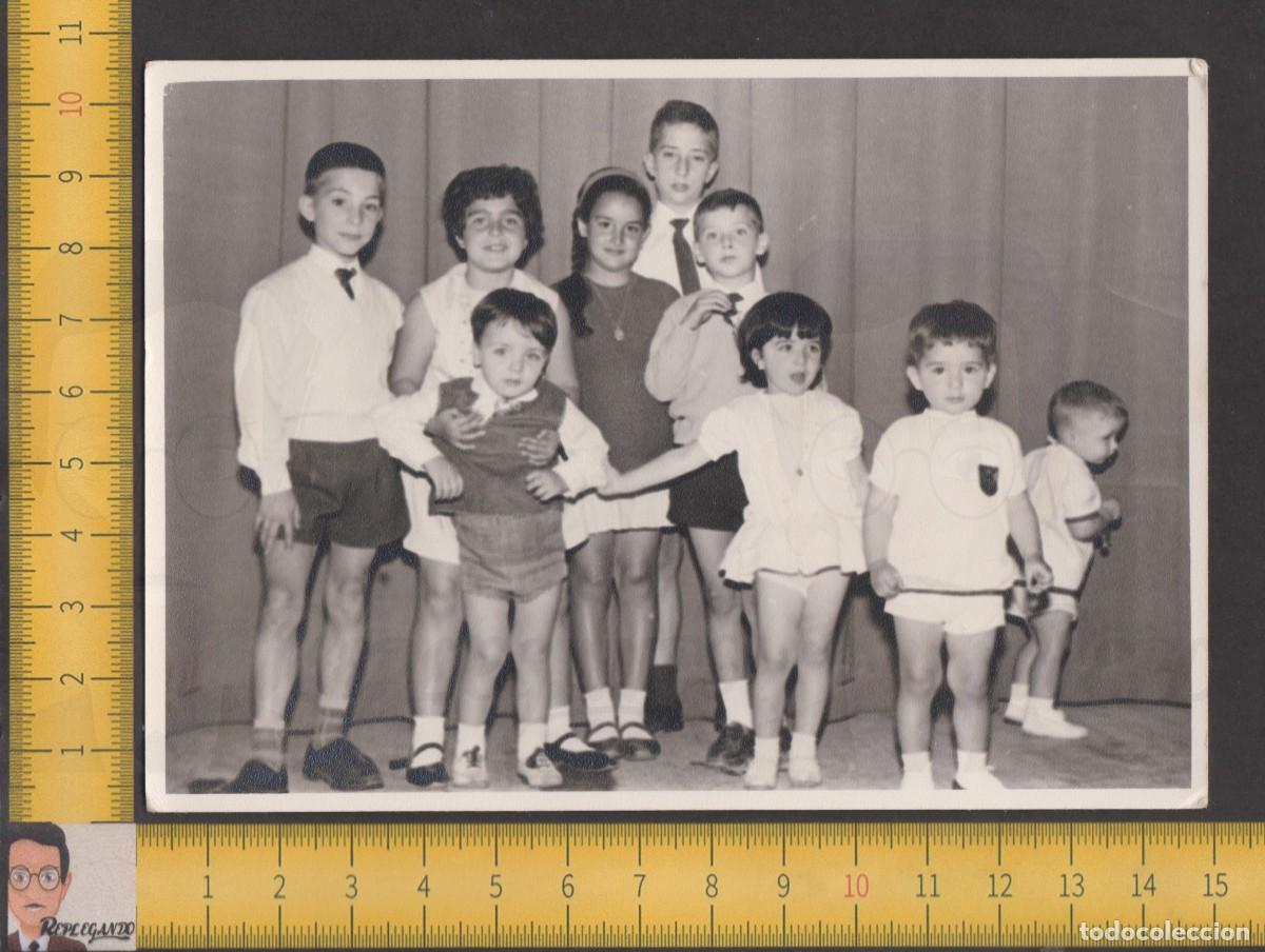 Fotografia antica: GRAN GRUPO DE NI&Ntilde;OS POSAN FELICES EN UN ESCENARIO TEATRO CON TEL&Oacute;N DE FONDO - FOTO ANTIGUA A&Ntilde;OS 60