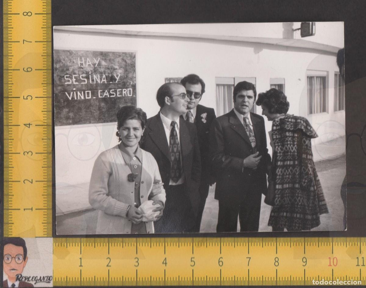 Fotografia antica: GRUPO DE GENTE Y CARTEL BAR HAY SESINSA Y VINO CASERO / COSTUMBRISMO ESPA&Ntilde;A / FOTO ANTIGUA A&Ntilde;OS 60 /