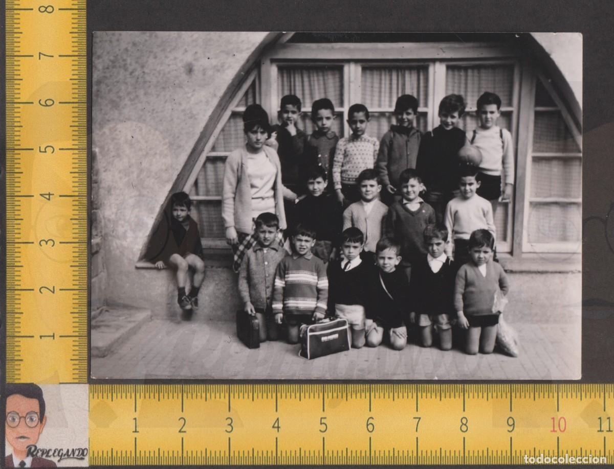 Fotografia antica: FOTO DE CLASE: ALUMNOS COLEGIO NI&Ntilde;OS ESCUELA PATIO BAL&Oacute;N PROFESORA MAESTRA - FOTO ANTIGUA A&Ntilde;OS 50/60