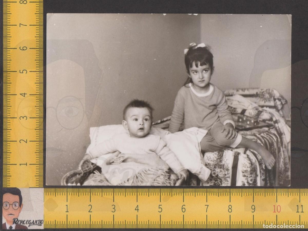 Fotografia antica: NI&Ntilde;A CON LAZO EN PELO Y BEB&Eacute; EN MOIS&Eacute;S CAPAZO MIMBRE - INFANCIA ESPA&Ntilde;A - FOTO ANTIGUA A&Ntilde;OS 50/60