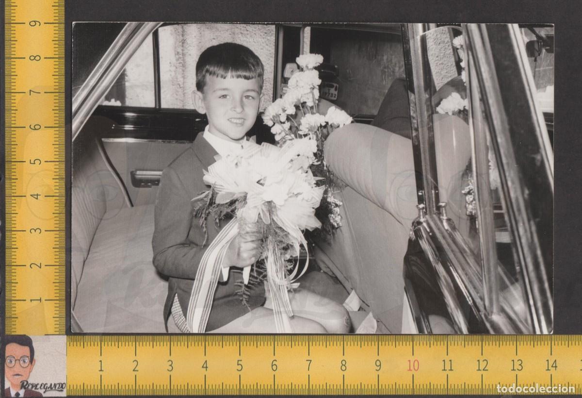 Fotografia antica: NI&Ntilde;O SONRIE CON RAMO FLORES DENTRO DE COCHE CL&Aacute;SICO ESPA&Ntilde;A - FOTO ANTIGUA A&Ntilde;OS 60 - INFANCIA FELIZ