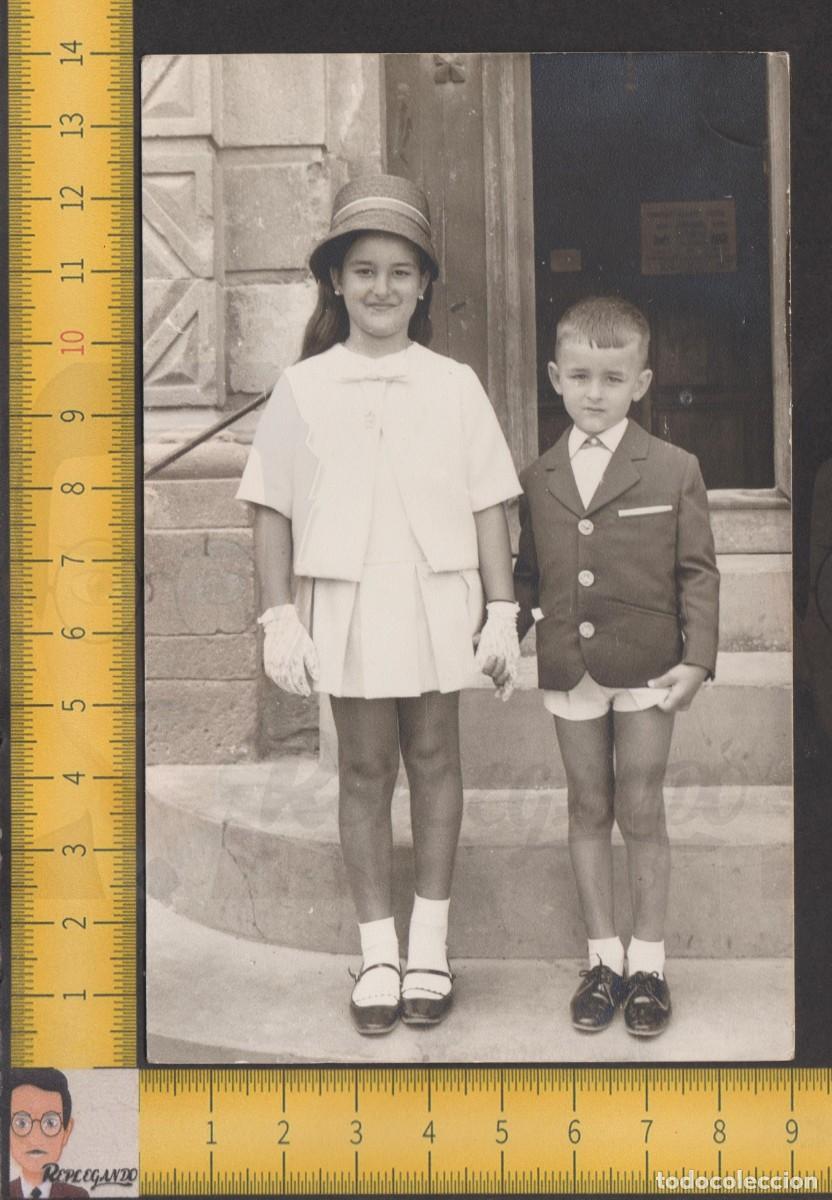 Fotografia antica: SIMP&Aacute;TICA PAREJA NI&Ntilde;OS POSAN SONRIENDO MUDADOS DE DOMINGO - FOTO ANTIGUA A&Ntilde;OS 60 - INFANCIA FELIZ