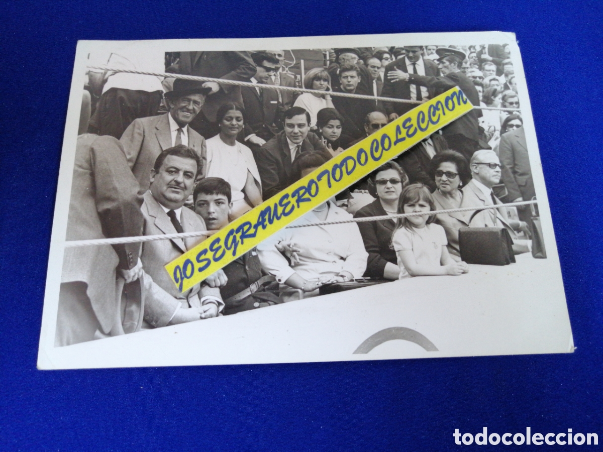 Fotografia antica: MODELOS POSANDO EN PLAZA DE TOROS -ACOMODADOR PLAZA - FOTOGRAF&Iacute;A ANTIGUA SIGLO PASADO