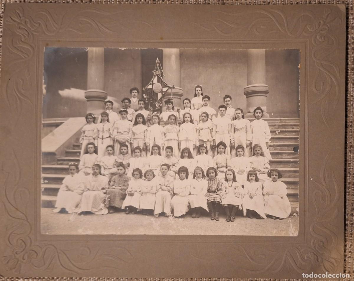 Fotograf&iacute;a antigua: Fotograf&iacute;a antigua escolar. Colegio de ni&ntilde;as con estandarte. Circa 1910