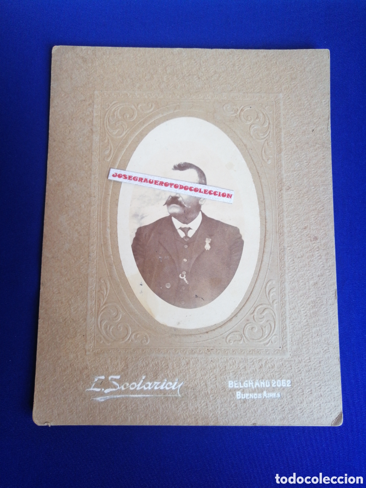 Fotografia antica: MODELO CON BIGOTES POSANDO FOTO ANTIGUA SIGLO PASADO SELLO E.SCOIARICIS - BELGRANO BUENOS AIRES