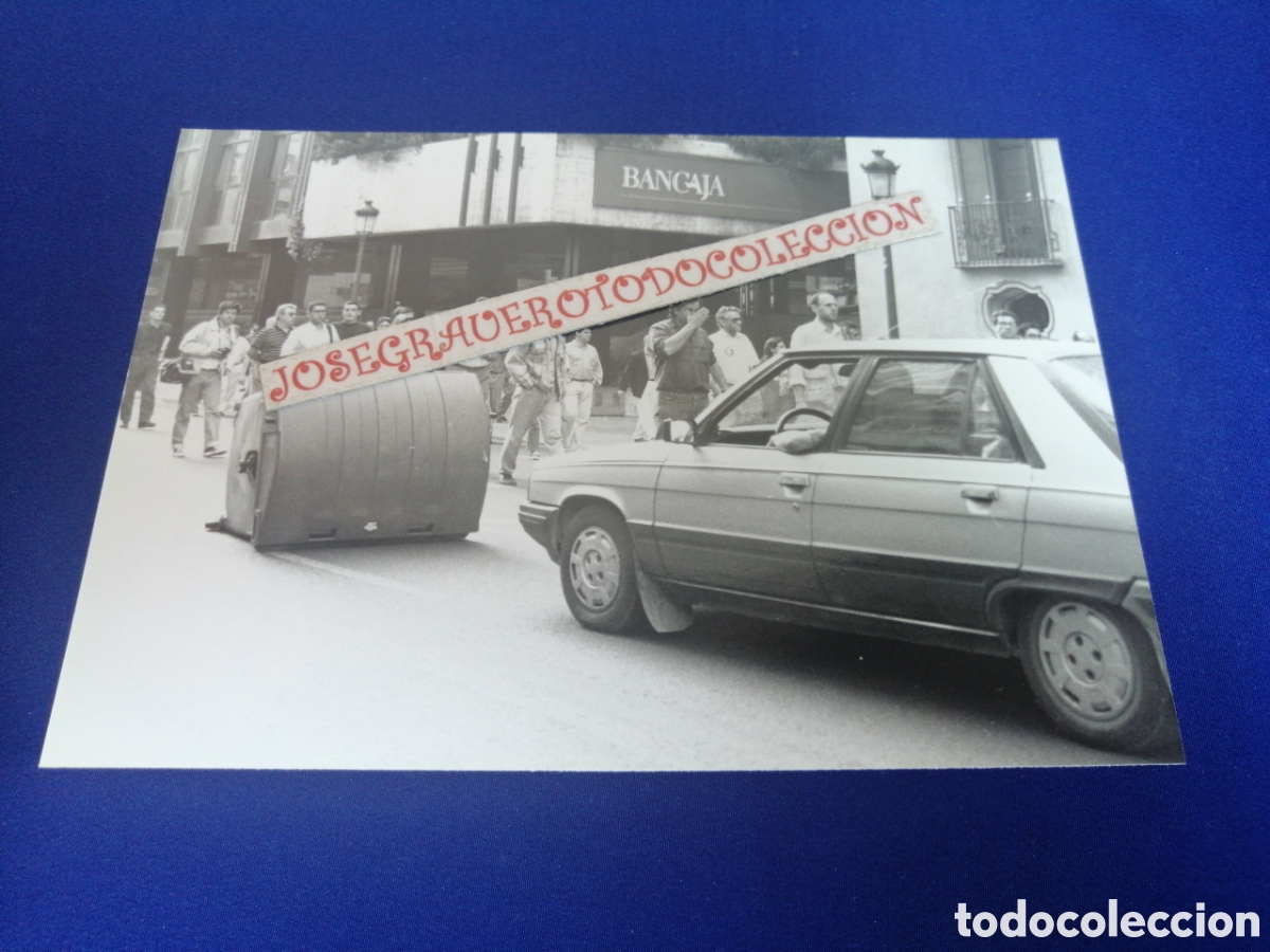 Fotograf&iacute;a antigua: HUELGA GENERAL 28 MAYO A&Ntilde;O 1992 SINDICALISTAS CONTENEDOR TUMBADO COCHE RENAULT FOTOGRAF&Iacute;A