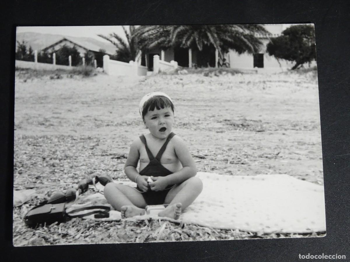 Fotografia antiga: ANTIGUA FOTOGRAF&Iacute;A, NI&Ntilde;A EN LA PLAYA, B/N, VER FOTOS