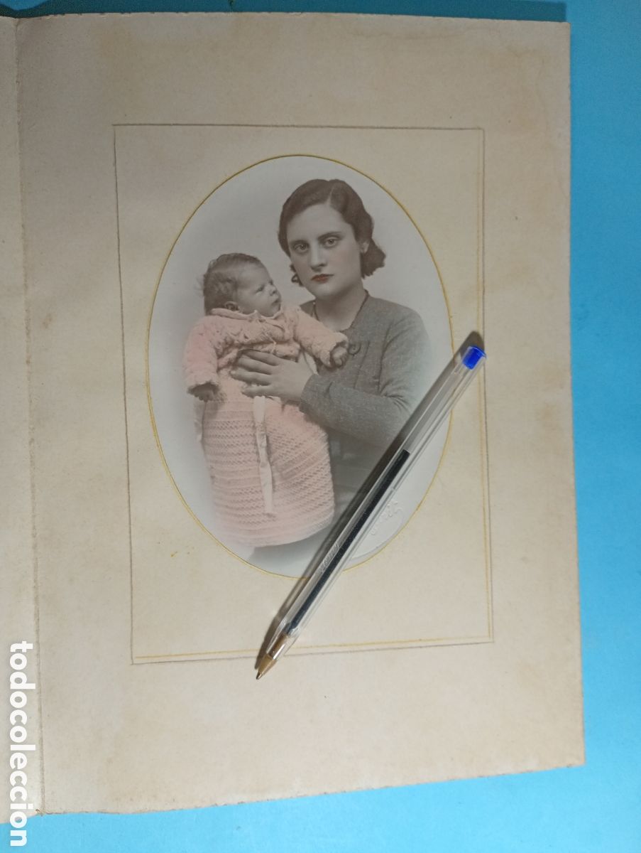 Fotograf&iacute;a antigua: CARPETA GRAN TAMA&Ntilde;O COLOR ANILINAS ''JOVEN MADRE MOSTRANDO BEB&Eacute; RECIEN NACIDO'' FOT. A. MARGARIT