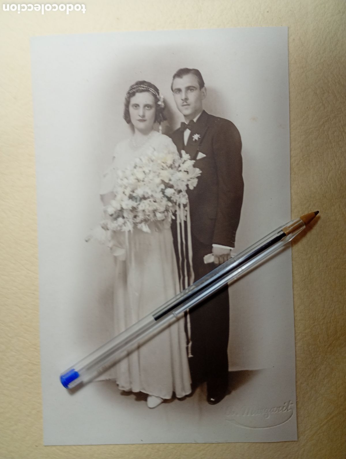 Fotograf&iacute;a antigua: fin 30&acute;s inicio 40&acute;s CARPETA VERJURADA FOT&Oacute;GRAFO A. MARGARIT ''BODA'' FOTO SOBRE GRUESA CARTULINA