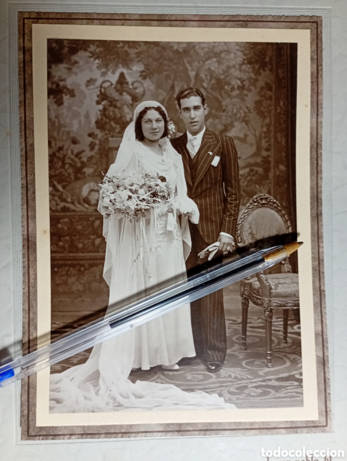 Fotograf&iacute;a antigua: 30&acute;s ca. FOTO LUMIERE BARCELONA EN CARPETA CON RELIEVES Y PEGADA A CART&Oacute;N ''BODA'' GUAPOS