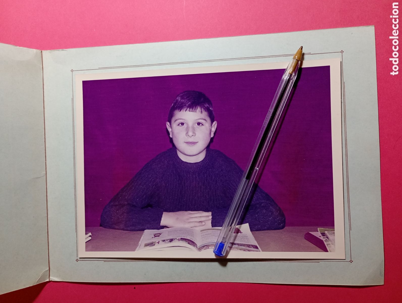 Fotograf&iacute;a antigua: 70&acute;s&acute;ca. ANGL&Eacute;S &iquest;? GIRONA FOTO LE&Oacute;N COLOR CARPETA ''MUCHACHITO 12 A&Ntilde;OS aprox. &iquest;? SENTADO EN CLASE''