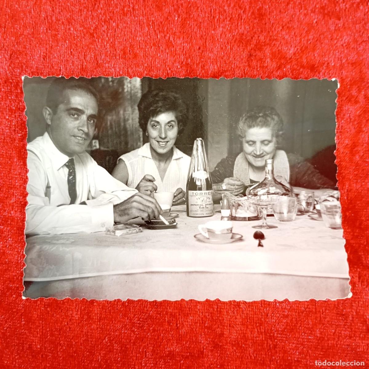Photographie ancienne: FOTOGRAF&Iacute;A ANTIGUA - FAMILIA CENANDO EN UN SAL&Oacute;N - 1961 - BLANCO Y NEGRO / 5132