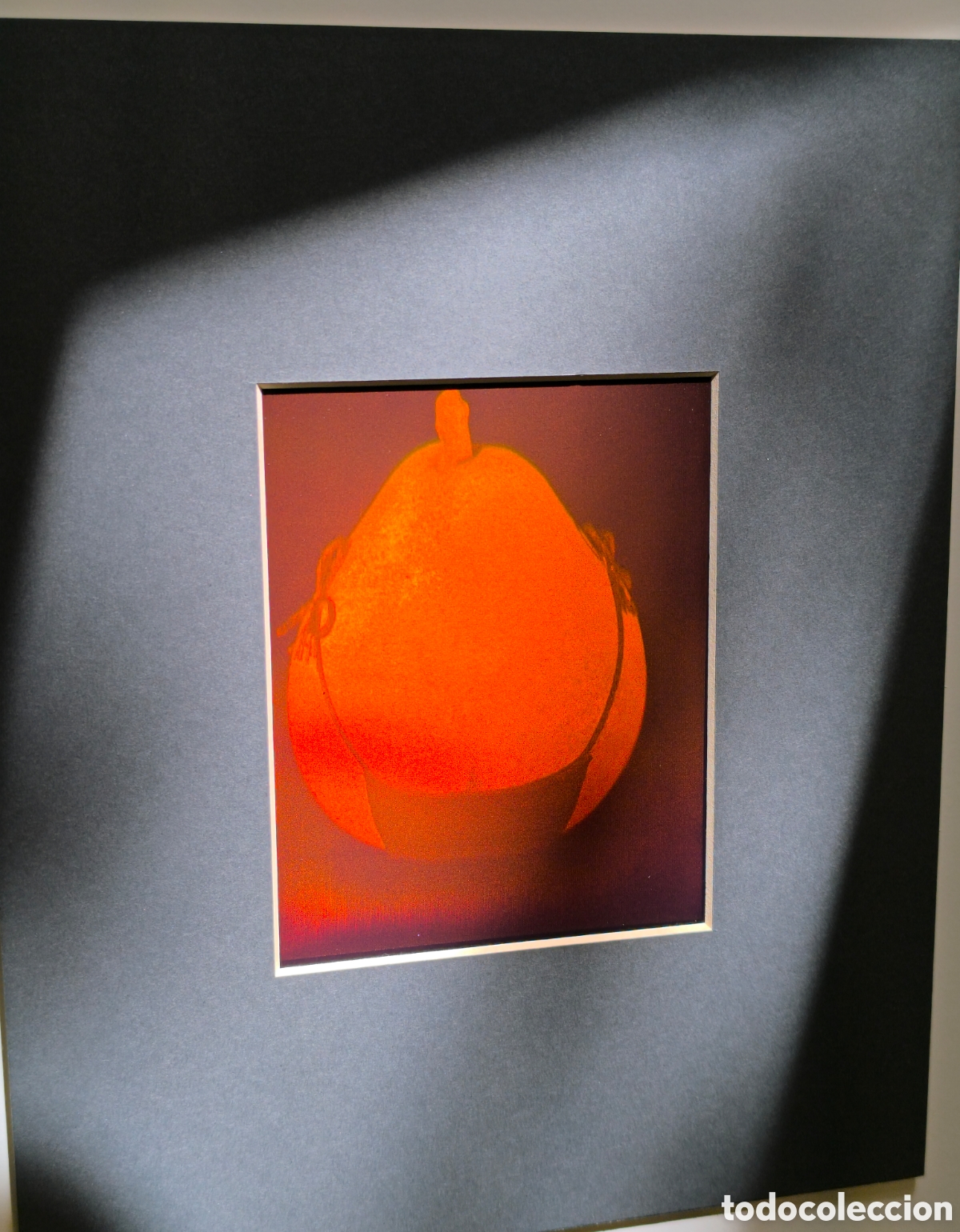 Fotograf&iacute;a antigua: Holograma en paspart&uacute; de una pera con tanga. Para enmarcar. 20x25. Original de los 70/80