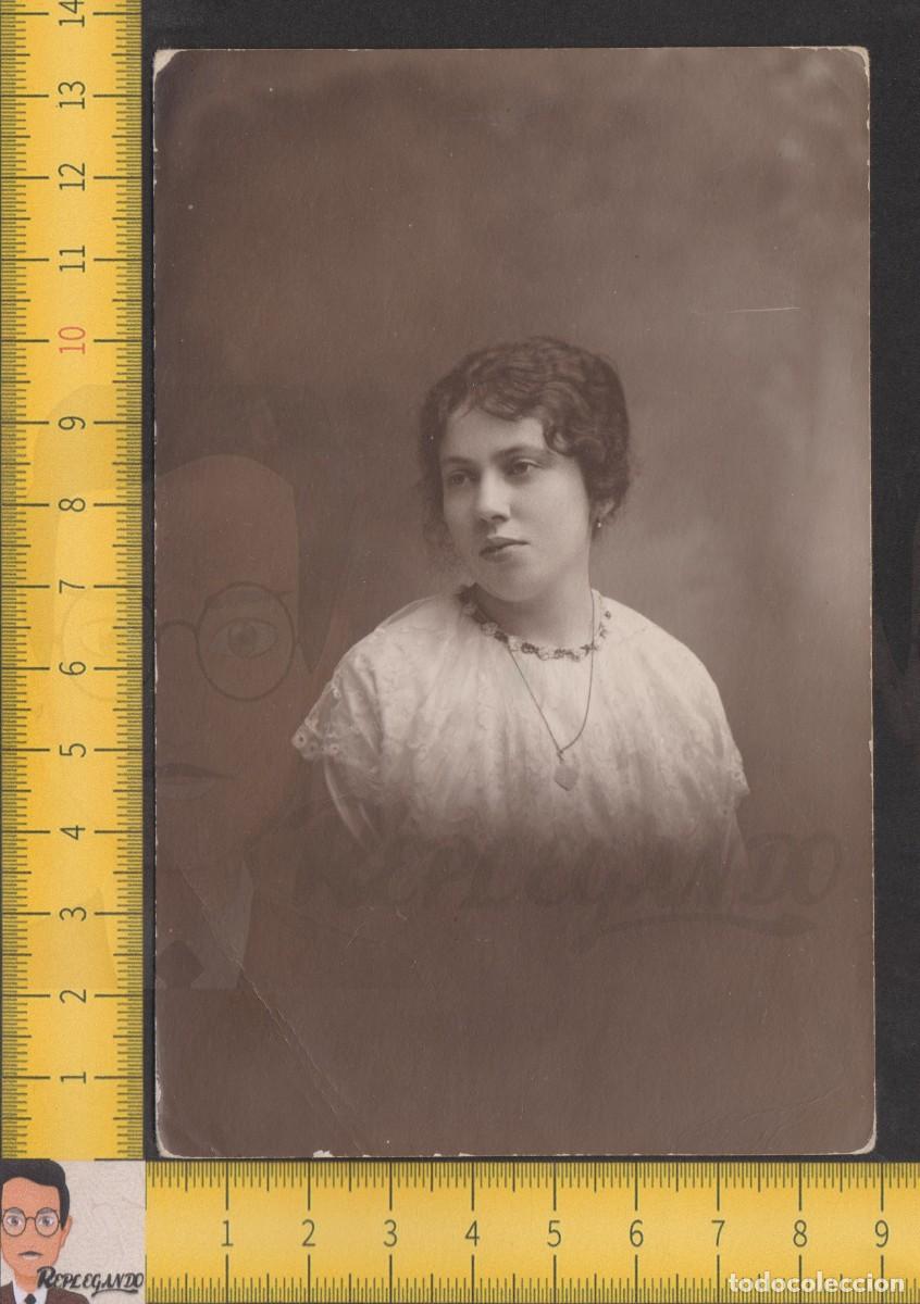 Fotografia antica: RETRATO GUAPA CHICA JOVEN PELO RECOGIDO Y MEDALLA - MUJER - FOTO ANTIGUA ESTUDIO A&Ntilde;O 1922