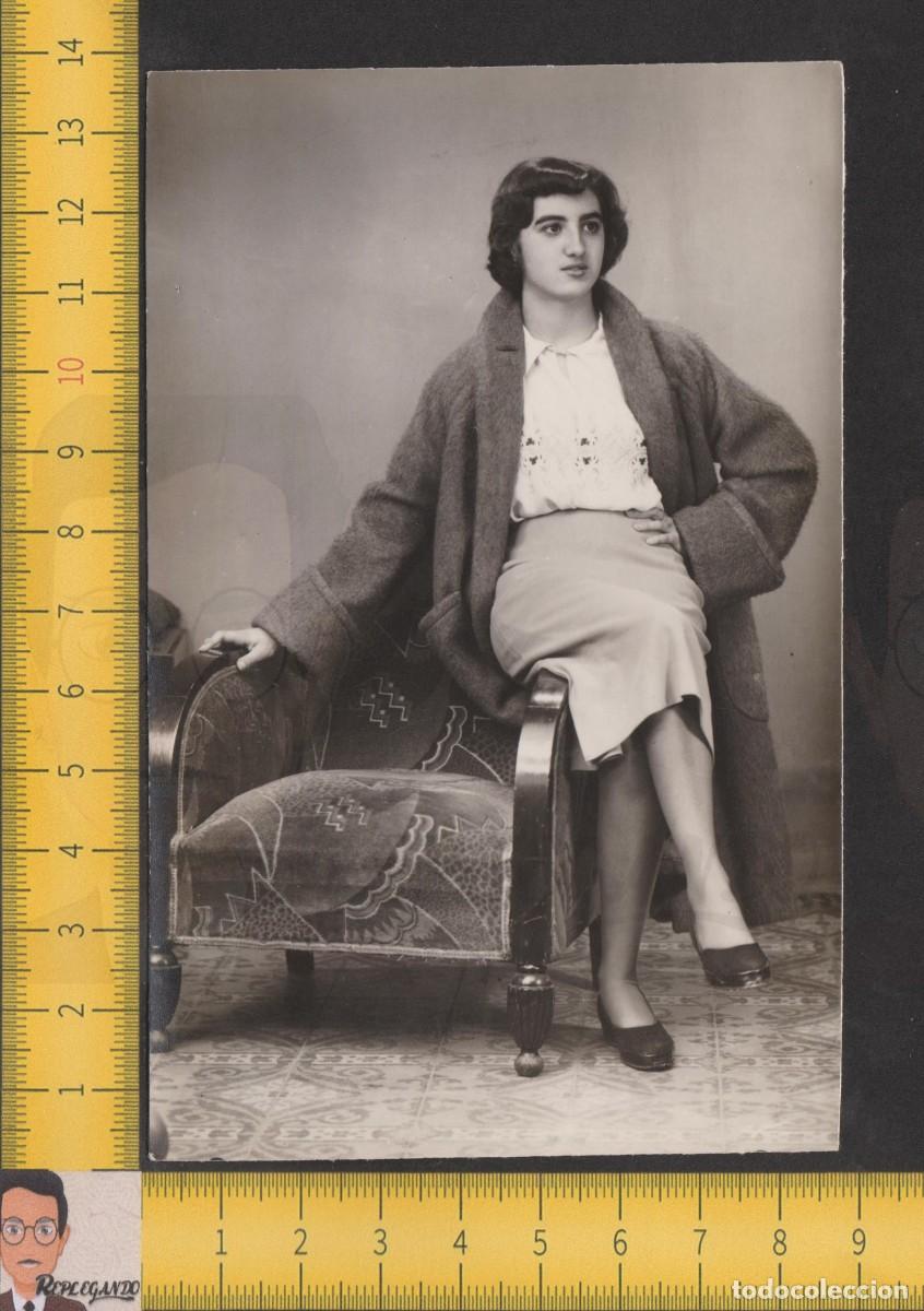 Fotografia antica: RETRATO GUAPA CHICA JOVEN POSA SENTADA - MUJER ABRIGO - FOTO ANTIGUA ESTUDIO A&Ntilde;OS 40 - ESPA&Ntilde;A MODA
