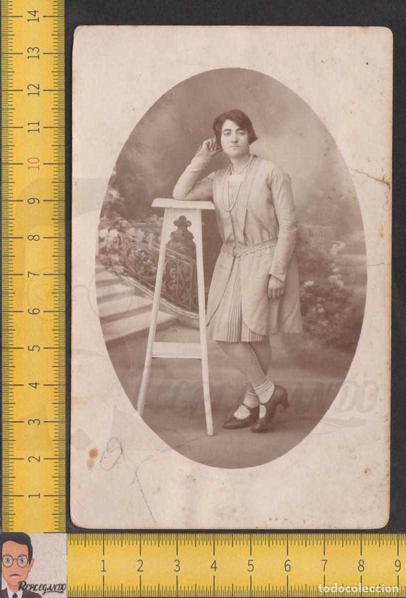 Fotografia antica: CHICA JOVEN COLLAR PERLAS POSA JUNTO A ESCALERA - MUJER BELLA - FOTO ANTIGUA ESTUDIO A&Ntilde;OS 10/20