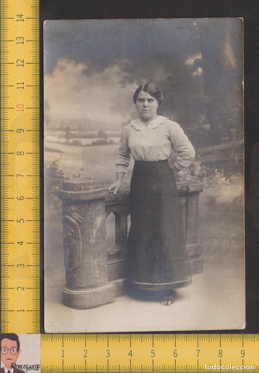 Fotografia antica: CHICA JOVEN FALDA POSA DE PIE JUNTO A BARANDILLA - MUJER BELLA - FOTO ANTIGUA ESTUDIO A&Ntilde;OS 20