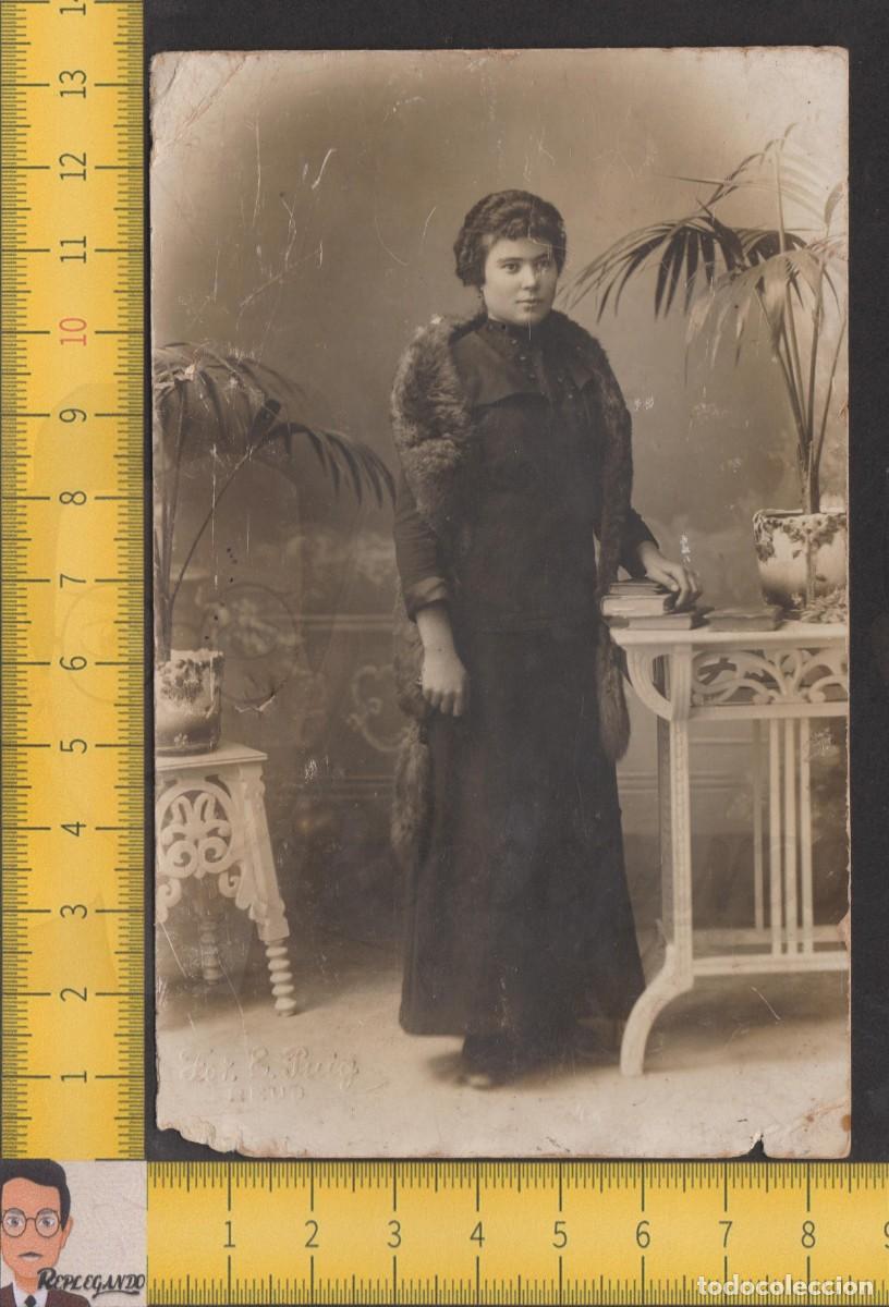 Fotografia antica: CHICA POSA DE PIE CON BUFANDA PIEL Y LIBRO - MUJER - FOTO ANTIGUA A&Ntilde;OS 20 - E. PUIG REUS - 001