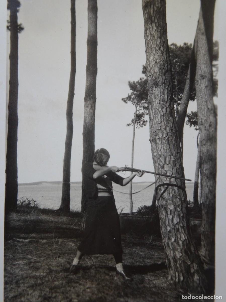 Fotograf&iacute;a antigua: ANTIGUA FOTOGRAF&Iacute;A, MUJER DISPARANDO ESCOPETA, CAZA, 1932, VER FOTOS