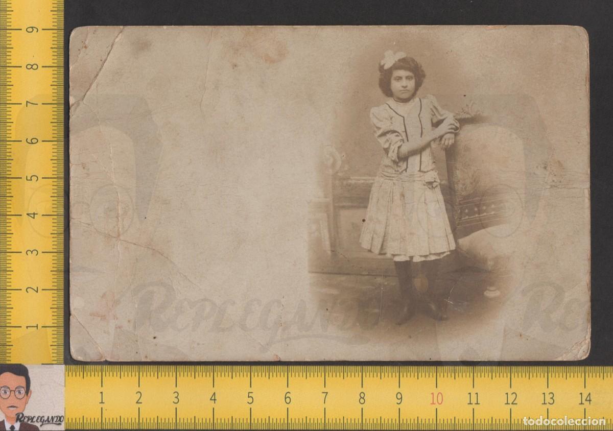 Fotografia antiga: NI&Ntilde;A SERIA CON LAZO Y VESTIDO POSA DE PIE - FOTO POSTAL ANTIGUA ESTUDIO CIRCA 1900 - ESPA&Ntilde;A 001