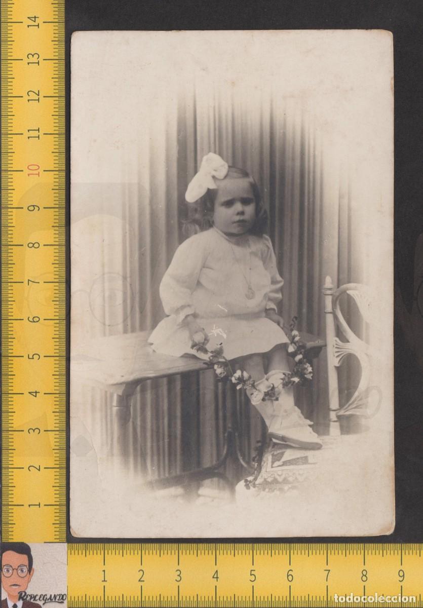 Fotografia antica: NI&Ntilde;A VESTIDO BLANCO Y LAZO POSA CON FLORES - FOTO ANTIGUA ESTUDIO A&Ntilde;OS 10 - ESPA&Ntilde;A